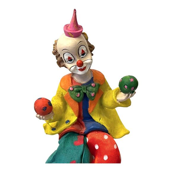 VTG Resin Cloth SITTING CLOWN FIGURINE 6" Circus Shelf Sitter Juggling Balls - Picture 2 of 5